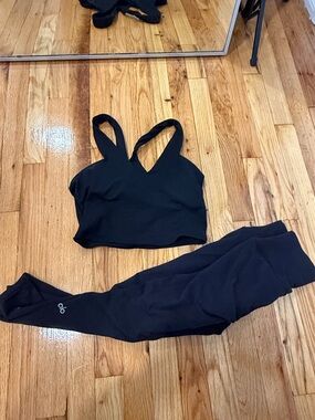 ALO Yoga Black Seamless V-Neck Sports Bralette and Leggings Set
